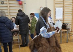 В Югорске рассекретили Чебурашку, замеченного на выборах президента РФ. Фото