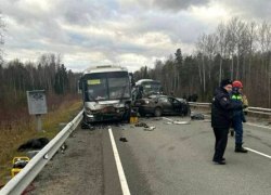 Два человека стали жертвами столкновения автобуса и легкового автомобиля в Югре