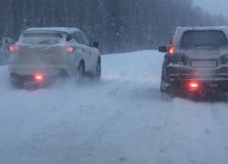 Жители столицы ХМАО жалуются, что региональные дороги после снегопада никто не чистит